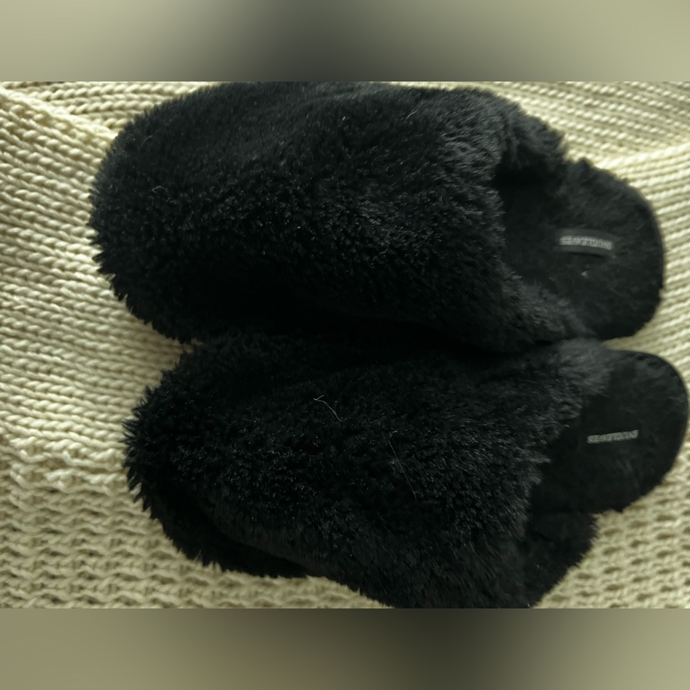 Snugleaves Cozy Black Fuzzy Slippers